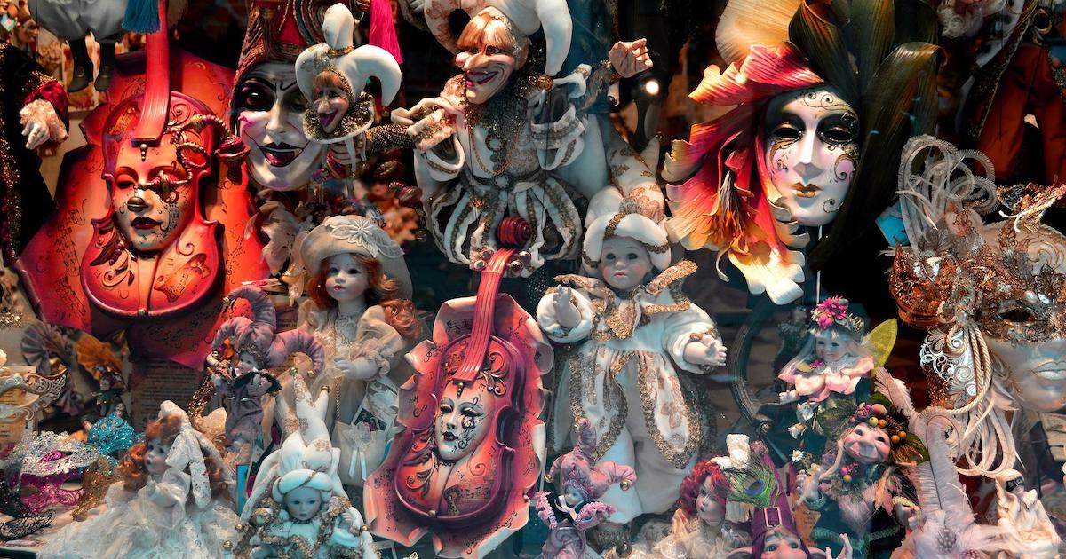 Venetian dolls and carnival mask