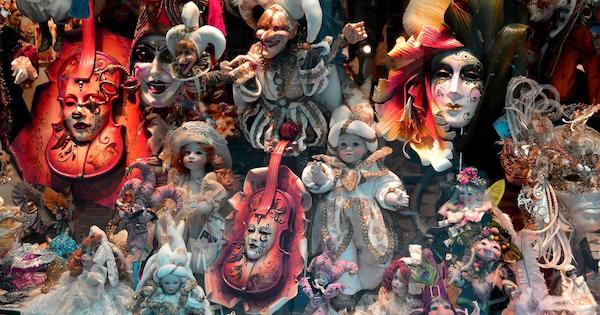 Venetian dolls and carnival mask